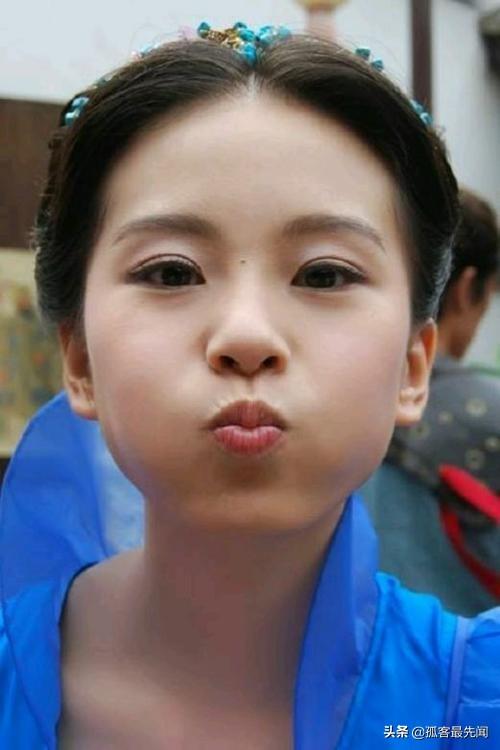 亲吻时，女人为啥喜欢“伸舌头”？老实人别傻站着，赶紧进攻啊