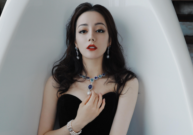 完美女神是假的，胯宽腿粗，溜肩没腰，生图揭露人间真实