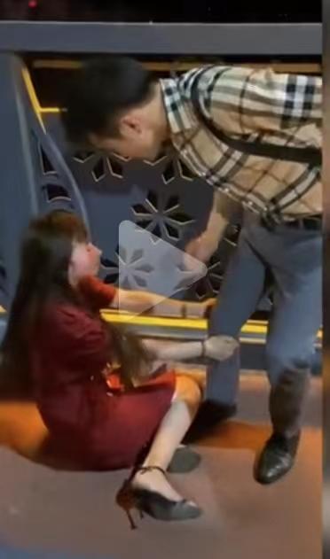 女子刚订婚2天就与他人半夜激情,未婚夫当场抓奸视频被曝光!