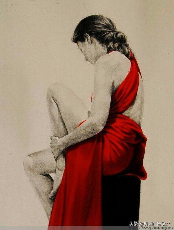 她的木炭粉彩画堪称一绝，性感素描将人体线条展现的性感迷人