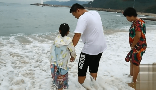 2015年,6岁女儿突发疾病死亡,父亲痛哭掀开白布:再让我看一眼