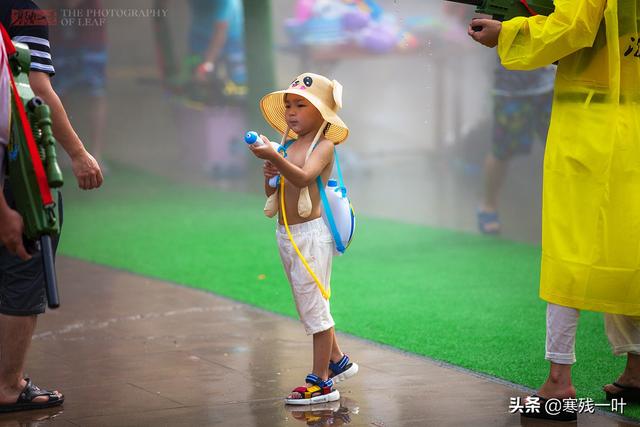 泼水节狂欢,这位大爷好潮,拿个水枪专喷女孩子