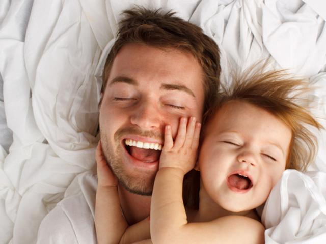 女儿奴爸爸，对儿子冷漠，手心手背都是肉，偏一个贬一个真的好吗