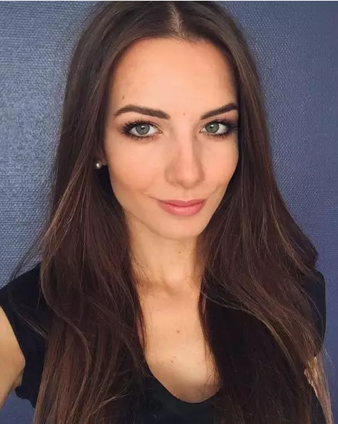 21岁的全球最性感女裁判，用美貌与情商征服球员