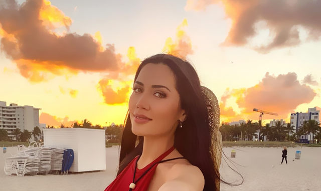 委内瑞拉超模 蛮腰细腿妍姿艳质 轻奢优雅的打扮中见性感温柔