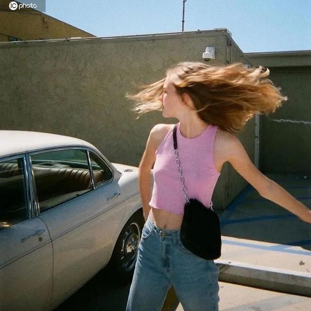 欧阳娜娜只是短暂地做了一下BM女孩，但这件打底衫她会爱很久