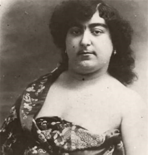 19世纪，波斯女性以壮硕为美，眉毛相连，胡子浓密才是男性的女神