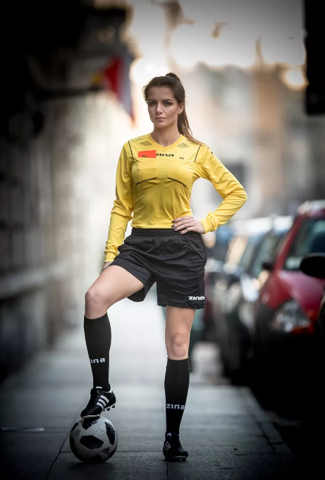 21岁的全球最性感女裁判，用美貌与情商征服球员