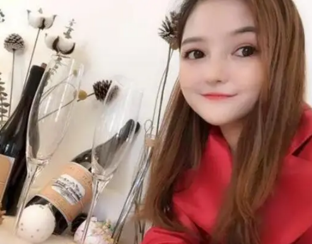 “最美袖珍人”黄韵伊,1米35酷似女明星,年入百万仍然单身