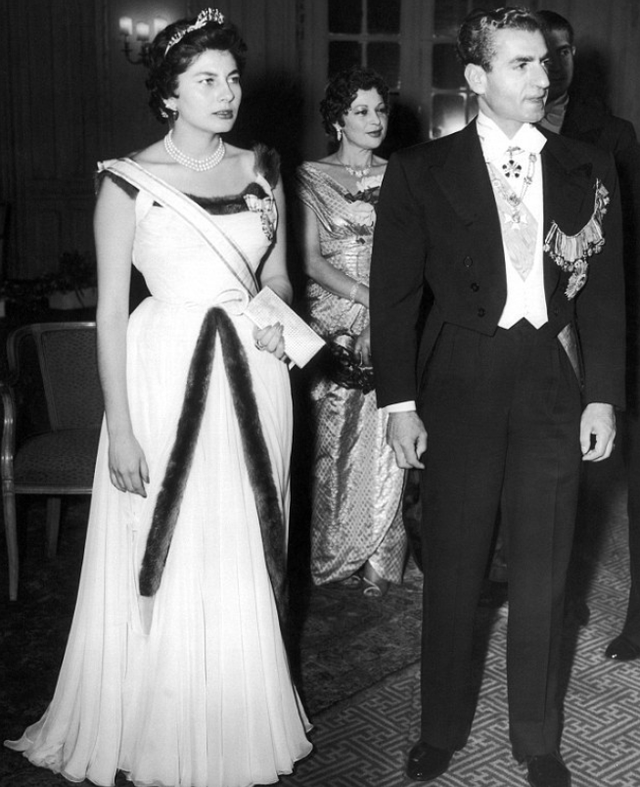 伊朗末代王后：嫁给3婚大19岁国王，母凭子贵坐稳后位