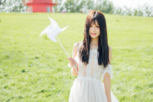 蕾丝裙美少女室外清新写真