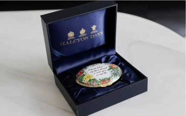 凯特、戴妃同款手镯，英国王室都爱的瓷器，情人节送礼大气有格调