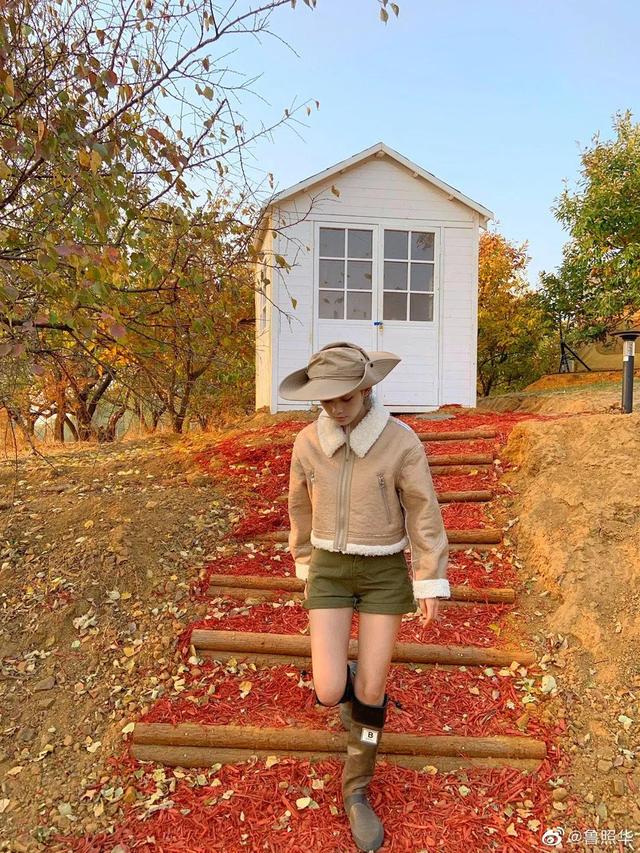 清纯靓丽女明星鲁照华，甜妹子瞬变酷妹，休闲露营东方绿舟