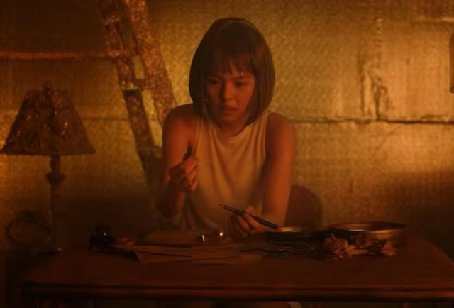 20岁法图麦晒性感美照！秀蛮腰美艳高挑神似爸，或美国出道当演员