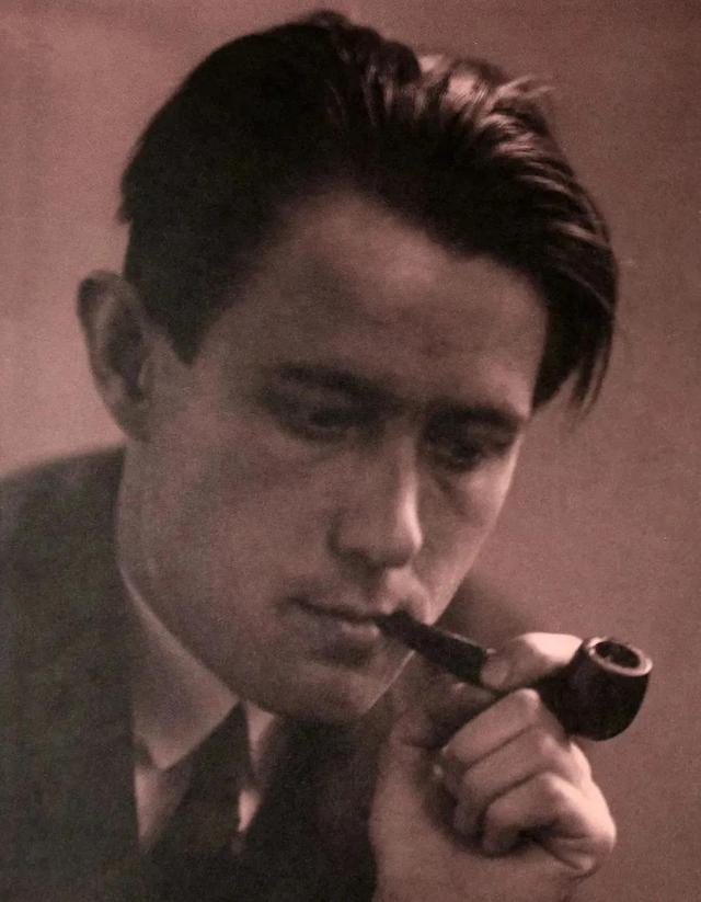 胸口有窗子的裸体女人