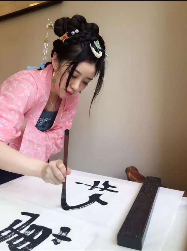 90后中国姑娘，在澳洲街头搞“事情”，竟然美哭外媒、惊动CCTV