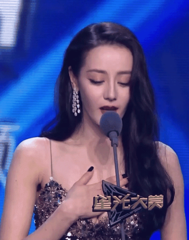 看了迪丽热巴捂胸口，终于知道女明星们有多害怕走光了！
