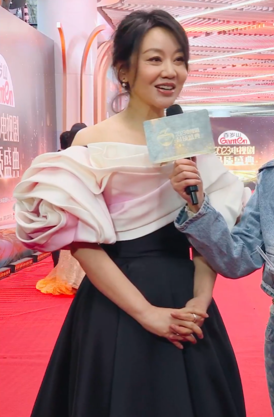 女星红毯来袭！李小冉美丽冻人，张萌半露酥胸，万茜深V开到肚脐