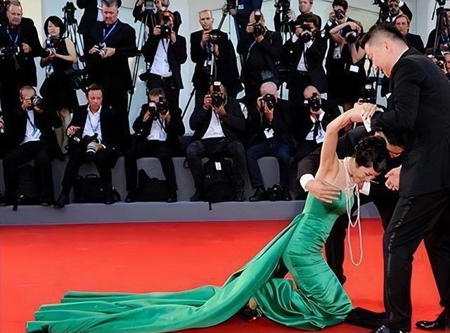 肩带崩断、裙下走光，7位女星走红毯的社死瞬间，画面太尴尬了