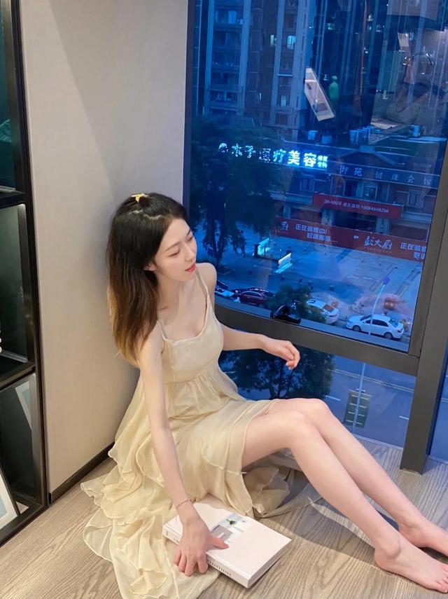 美女黄色的吊带连衣裙，穿出一种与众不同的效果