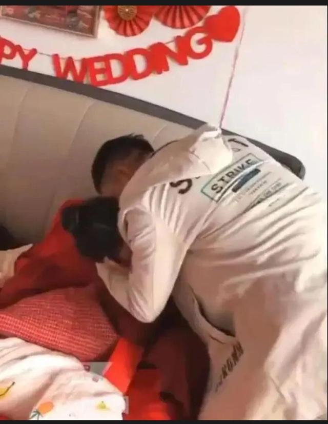 伴娘被扒光衣服强行摸胸，新娘被摸臀部，你告诉我这是传统文化？