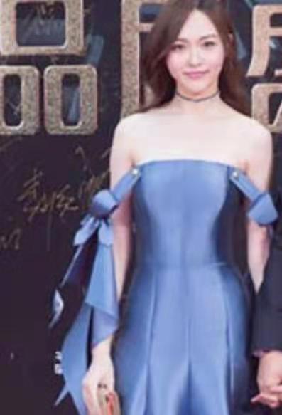 吉娜挺8月孕肚录节目，锁骨明显排骨胸抢镜，网友：还穿束身衣？