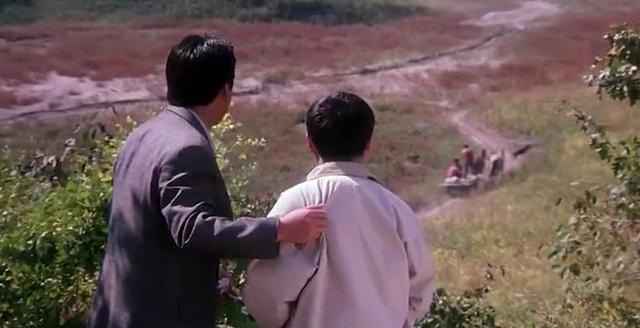 苦命女人年轻丧夫,因长得漂亮被三个男人看上,却选了个穷小子