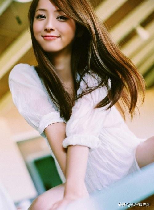 亲吻时，女人为啥喜欢“伸舌头”？老实人别傻站着，赶紧进攻啊