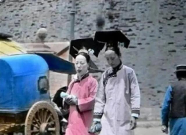 成都姑娘穿清宫服打麻将火了！她们美得让人对清朝服装刮目相看