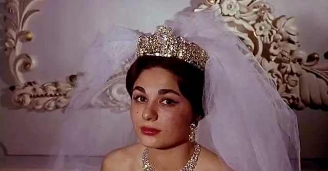 伊朗末代王后：嫁给3婚大19岁国王，母凭子贵坐稳后位