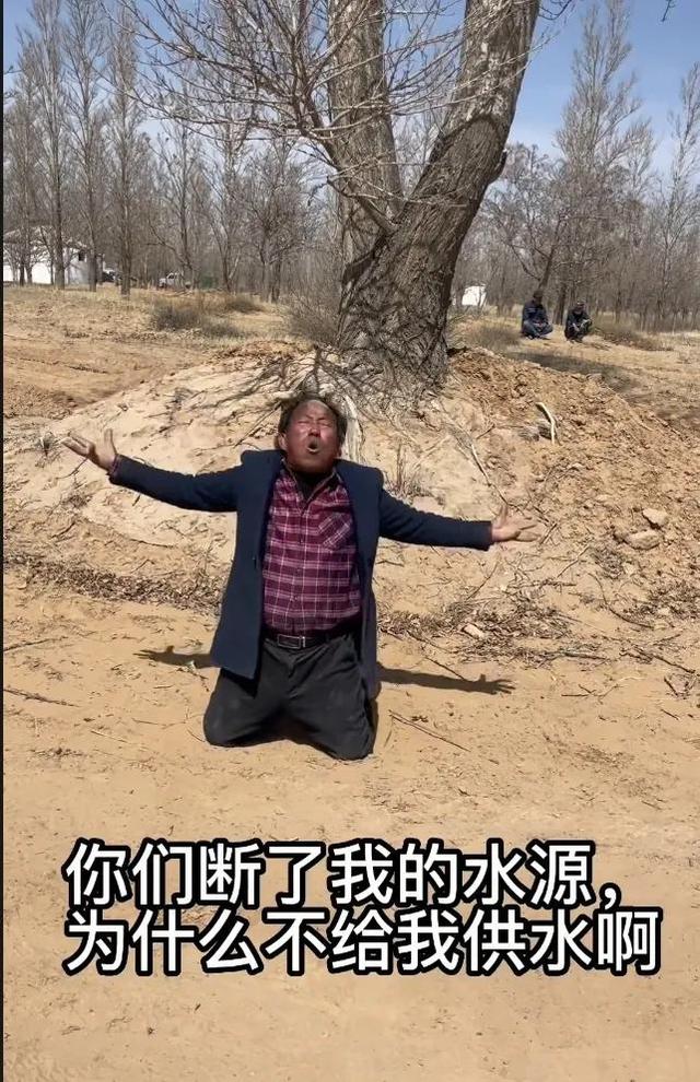 惊悚！深挖“跪地求水”真实原因，竟牵出惊人内幕，网友水太深