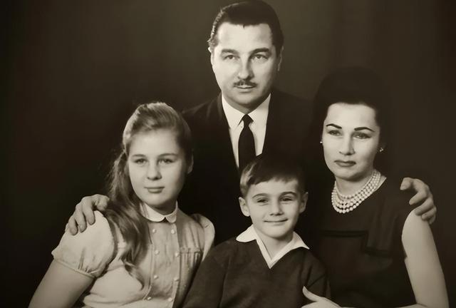 伊朗末代王后：嫁给3婚大19岁国王，母凭子贵坐稳后位