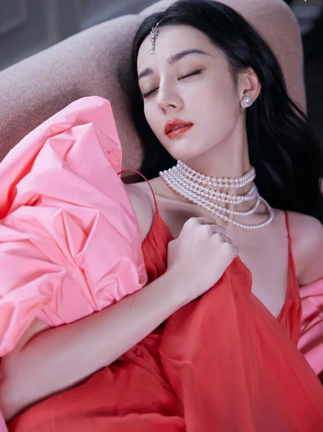 神图!“美神降临”迪丽热巴微博之夜 2023