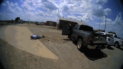 不听命令开车逃逸 视频曝光：65岁妇女遭电击踢巡警裆部 面临指控？