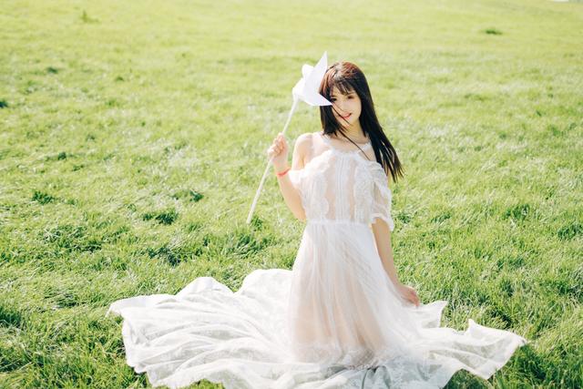 蕾丝裙美少女室外清新写真