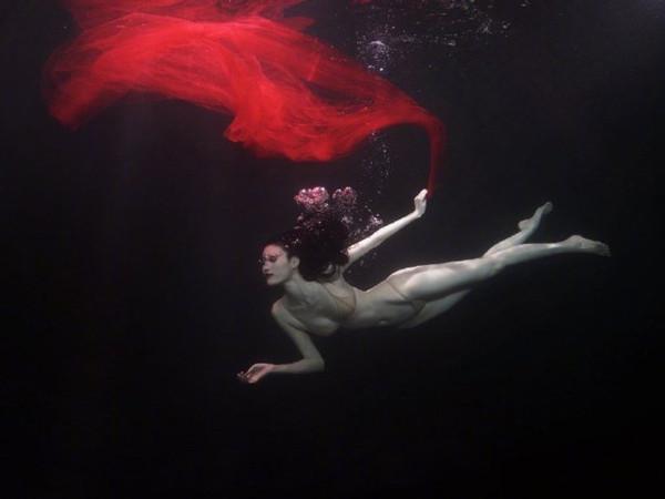 超模何穗水中轻纱舞动,身姿曼妙如美人鱼,网友:惊为天人