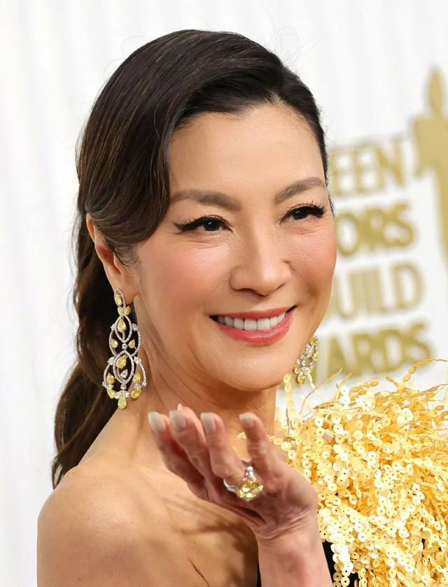 美国这一夜，国际女星风情万种，有人保守有人真大胆，但都不怕冷