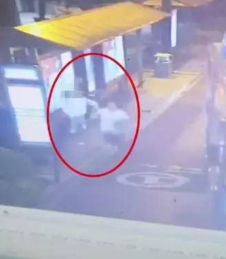 陌生男公交站突遭强吻美女，拔腿就追！原因竟是脑子一热……