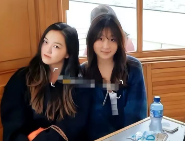 16岁李嫣外国街头太大胆,穿透视装露黑色胸衣,眼睛下垂超像爸