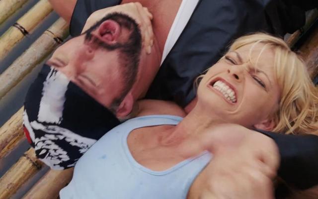 四位性感火辣美女上演暴力格斗画面，每一个动作都那么带感！