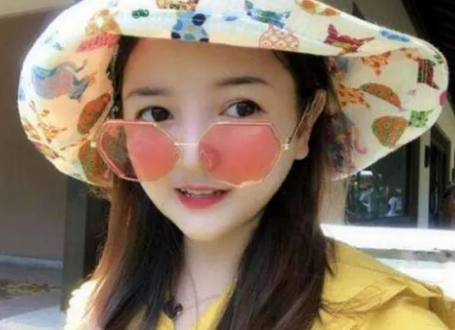 “最美袖珍人”黄韵伊,1米35酷似女明星,年入百万仍然单身