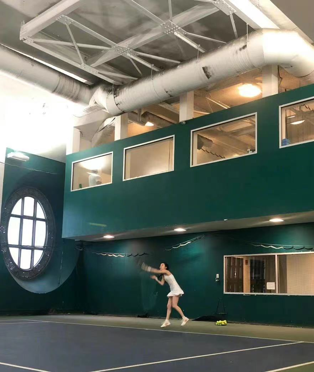 20岁法图麦晒性感美照！秀蛮腰美艳高挑神似爸，或美国出道当演员