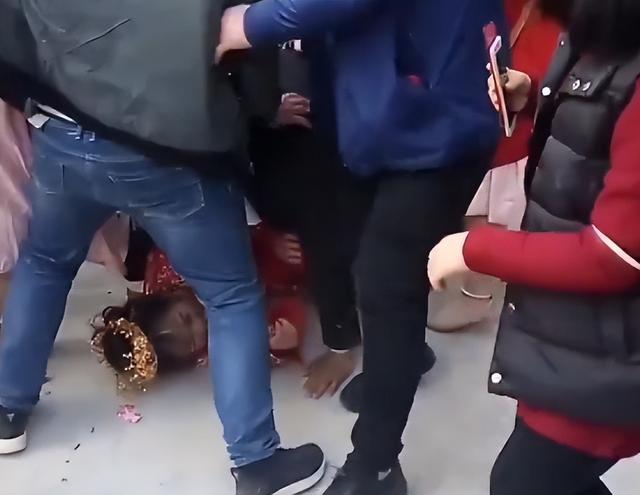 大喜之日,新娘被多名男子强吻拍臀部事件,揭开了婚闹背后的阴暗