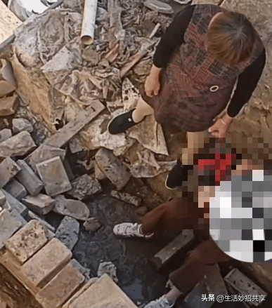 中年妇女，在漳州被围攻、脱光上衣，引起围观者震惊和谴责