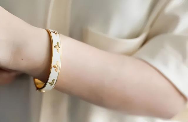 凯特、戴妃同款手镯，英国王室都爱的瓷器，情人节送礼大气有格调