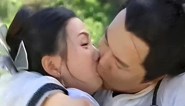 又惹争议了，嘴含戒指接吻，国产剧的吻戏开始了一场“病态传承”