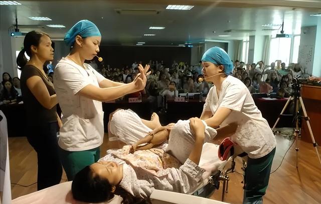 “少女胯”与“妇女胯”有何区别？看当红女明星的站姿，一目了然