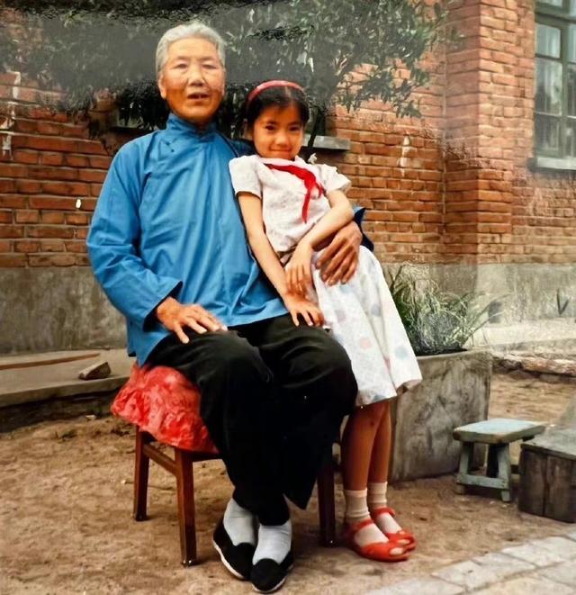 高圆圆小时候美得太夸张!穿塑料凉鞋配白色袜子,小小年纪太时髦