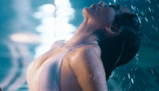 “美人出浴”别尬演，有人一眼万年，有人我想把她按回水里