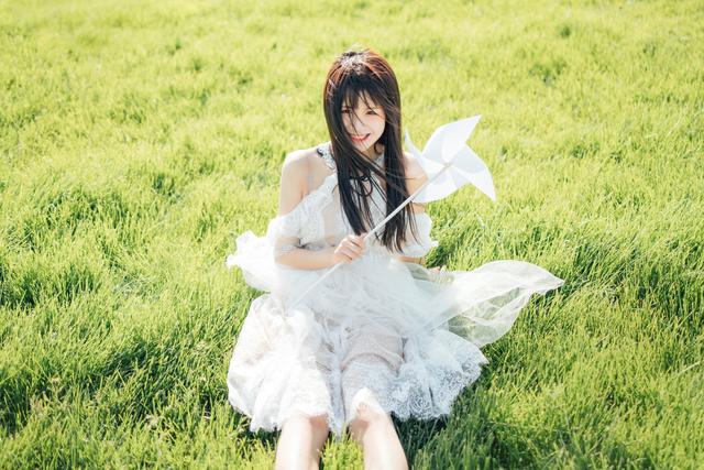 蕾丝裙美少女室外清新写真